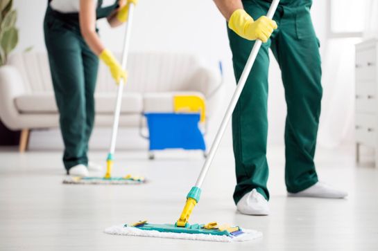 profesional limpiando los suelos de un pasillo