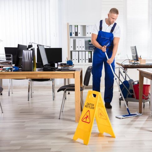 Profesional limpiando el suelo de una oficina